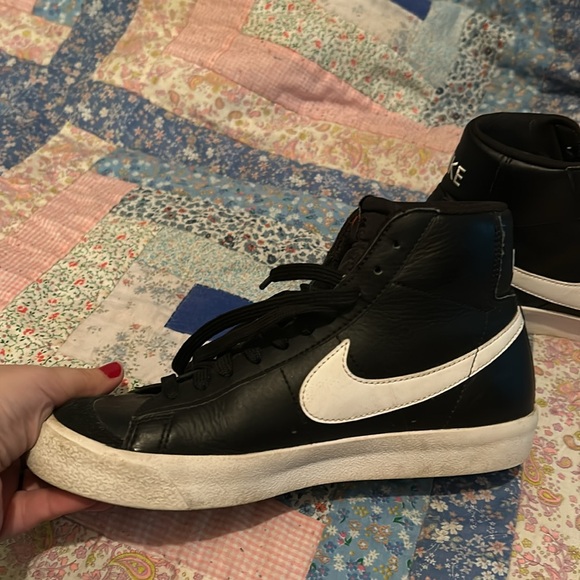 Nike black and white high tops. Size 5.5 Youth - Picture 5 of 6
